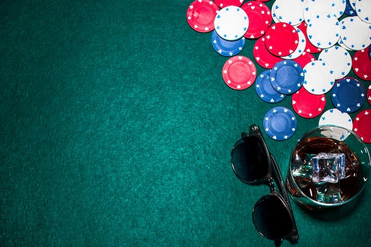 Pengguna membaca aturan hadiah di ponsel